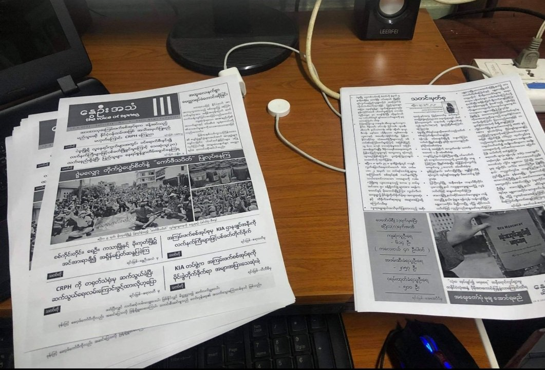 Student maakt papieren nieuwsbrief na ineenstorting media in Myanmar